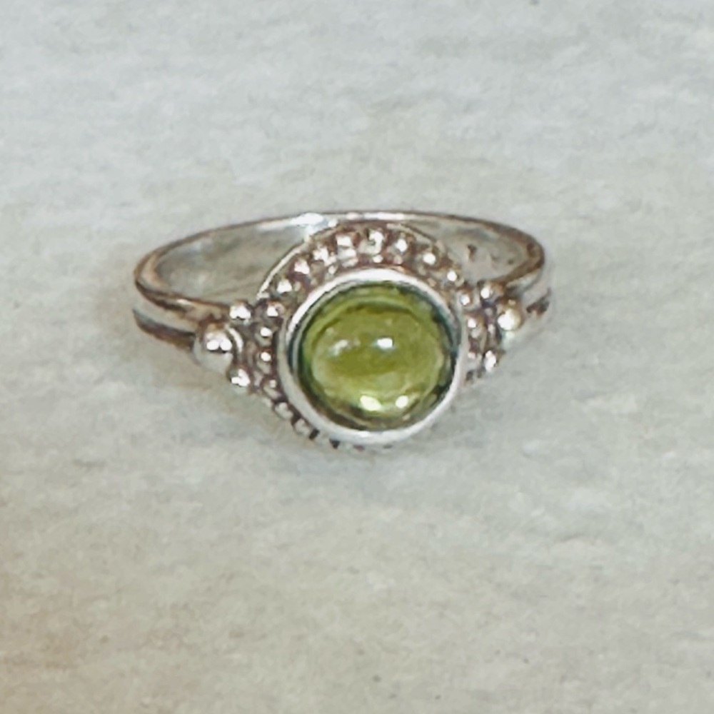 Vintage Oval Peridot Cabochon Gem Stone Sterling Silver Ring Sz 7